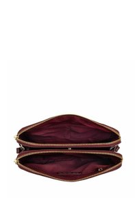 Bordowa skórzana kopertówka z dwoma przegródkami, wykończona złotymi zamkami błyskawicznymi. Gładka tekstura i czyste linie podkreślają design.