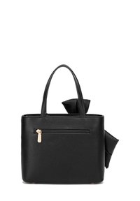 Borsa a mano in pelle nera con finitura testurizzata, doppio manico, tasca frontale con zip e un accento decorativo a forma di fiocco laterale.