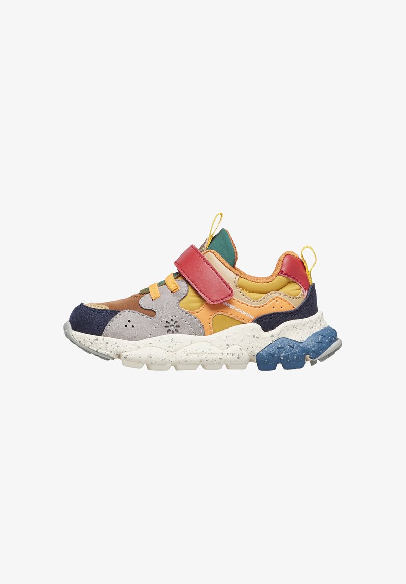Baskets colorées avec un mélange de matériaux ; accents bleus et jaunes, sangle Velcro, semelle texturée et un design arrondi et épais.