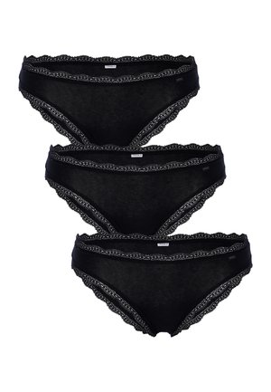 Set di tre mutandine nere di cotone, con bordo in pizzo, orlo ondulato e una texture liscia, complete di etichetta tessuta su ogni pezzo.