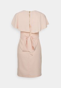 Ljust rosa klänning med en kappa-liknande överdel, dragkedja i ryggen och en knytning i midjan. Slät tygkvalitet och figurnära silhuett.