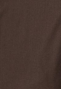 Tissu texturé marron foncé uni avec de légères rides et une apparence douce.