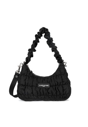 Borsa a tracolla nera trapuntata con forma curva, tracolla arricciata, hardware in argento e etichetta con marchio. Presenta una chiusura con zip e una tracolla staccabile.