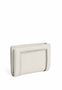 Cartera de piel gris claro con detalles de costura, forma rectangular y un perfil delgado. Presenta compartimentos para tarjetas y una textura suave.