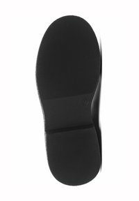 Suela de zapato negra con una superficie texturizada, con patrones acanalados y una punta redondeada. Marcado que indica la talla 37.
