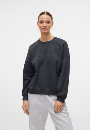 Mörkgrå sweatshirt med rund halsringning, långa ärmar och ribbade cuffar. Slät textur med en avslappnad passform, i kombination med ljusgrå sweatpants.