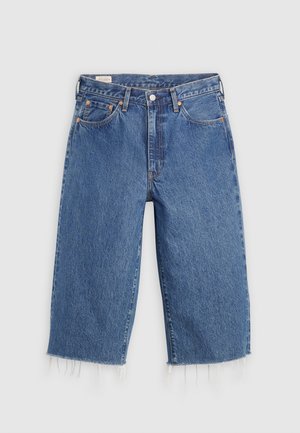 Pantalones de mezclilla azul con un corte holgado, longitud cropped y dobladillo deshilachado. Cuenta con cinco bolsillos y un cierre de botón en la cintura.