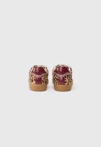 Pantofi cu imprimeu de leopard, cu accente din piele vișinie, talpă din cauciuc și detalii cu cusături contrastante. Design cu profil jos și spate rotunjit.