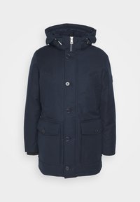 Laivastonsininen parka, jossa on huppu, etuvetoketju ja nappisuljin, kaksi suurta etutaskua sekä kohokuvioitu kangaspinta.