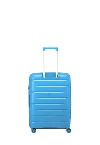 Valigia rigida blu con design rigato, manico telescopico bianco, doppie ruote e chiusura con zip. Forma compatta e strutturata.