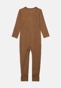Brun langermet one-piece baby romper med fotmansjetter, vist flatt med baksiden mot en hvit bakgrunn.