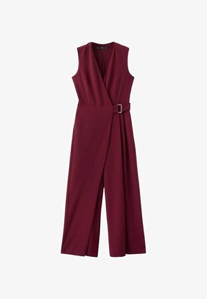 Burgundowy kombinezon wykonany z gładkiego materiału, z zamknięciem na szwie i paskiem w talii, posiadający szerokie nogawki i brak rękawów.