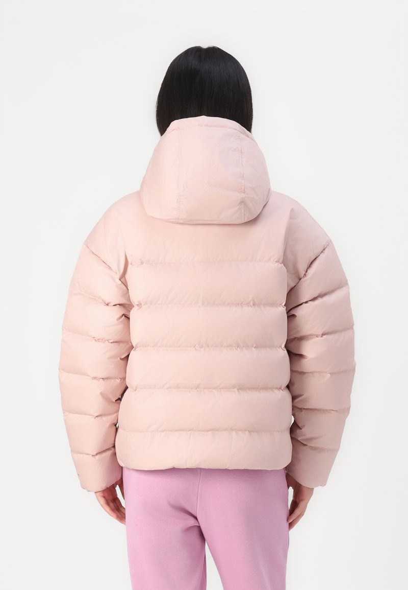 Hellrosa Pufferjacke mit Kapuze, mit horizontal abgepassten Querschneiderungen, weichem Material und einer figurbetonten Passform in der Taille.
