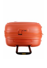 Maleta dura de color naranja con superficie texturizada, doble cierre, candado de combinación y asa negra retráctil. Diseño compacto para viajar.