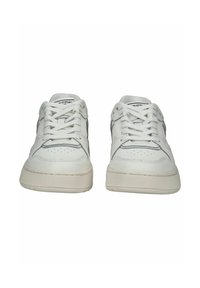 Bílé kožené tenisky s perforovanou špičkou, šněrováním a šedým akcentem po straně, se silnou, textured gumovou podrážkou.