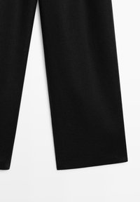 Pantaloni neri a gamba dritta mostrati dalla metà coscia in giù, con orli puliti e tessuto dalla texture liscia su sfondo bianco.