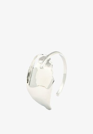 Bague argentée brillante avec un design lisse, irrégulier en forme de feuille et un anneau réglable ouvert sur fond blanc.