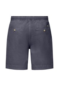 Shorts bleu marine avec ceinture élastique, deux poches arrière passepoilées avec boutons, et étiquette de marque visible sur la poche droite.