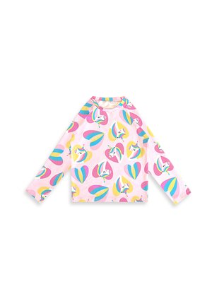 Lyserød børneskjorte med lange ærmer med farverige hjerter og enhjørninghoveder i gult, blåt og pink.
