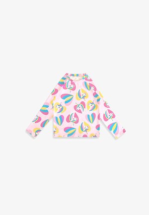 Chemise rose à manches longues pour enfants avec des motifs colorés de cœurs et de têtes de licorne en jaune, bleu et rose.