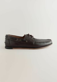 Pantofii de barcă din piele maronie, cu vârf rotund, cusături decorative, design cu dantelă, suprafață texturată și talpă din cauciuc.