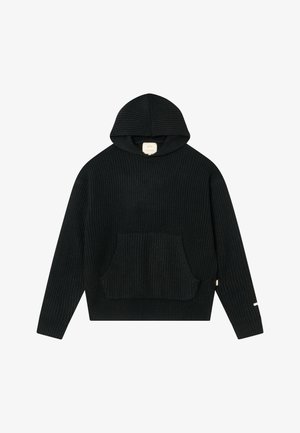 Fekete kötött kapucnis pulóver hosszú ujjal és elülső kenguru zsebbel fehér háttéren.