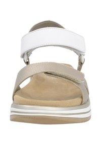 Riemchensandalen mit einem weißen Oberband und einem metallisch-beigen unteren Riemen. Weiche, strukturierte Innensohle und eine flexible, gestreifte Sohle.