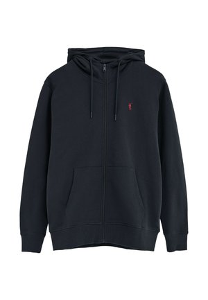 Schwarzer Kapuzenpullover mit Reißverschluss, Fronttaschen, verstellbarer Kordelkapuze und kleinem roten gesticktem Logo auf der linken Brust.