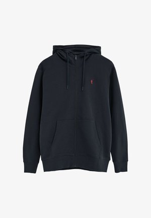 Schwarzer Kapuzenpullover mit Reißverschluss, Fronttaschen, verstellbarer Kordelkapuze und kleinem roten gesticktem Logo auf der linken Brust.