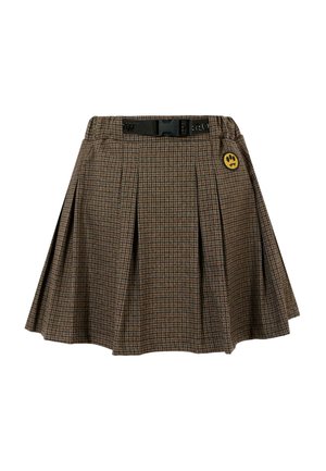 Bruine geïsoleerde plooirok met een zwarte riem, voorzien van een gele knoopdetail aan de linkerkant en een gestructureerde stofafwerking.