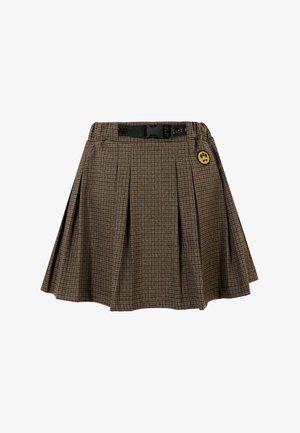 Gonna plissettata a quadri marrone con cintura nera, caratterizzata da un bottone giallo a sinistra e una finitura in tessuto testurizzato.