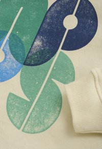 Cremefarbener Sweatshirt mit lebendigem Grafikdruck in grünen und blauen Farbtönen; gerippte Bündchen; weiche Textur; abstrakte kreisförmige Formen.