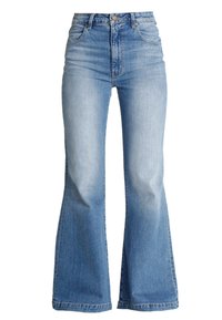 Jeans acampanados de talle alto en denim azul claro, con un lavado desgastado, diseño tradicional de cinco bolsillos y detalle de botón dorado.