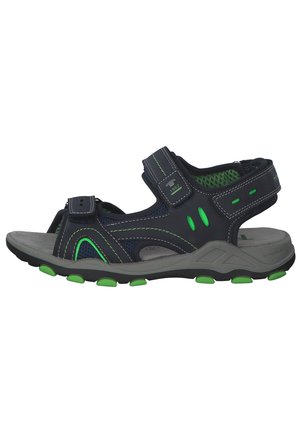 Marineblå og grøn sportssandal med syntetisk overdel, justerbar rem, åndbart netmateriale og kontrastsyninger; skridsikker gummisål.