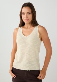 Crème-kleurige tanktop van een zachte, gestructureerde tricot met een V-halslijn en brede schouderbanden, met een losse pasvorm en natuurlijke vezels.