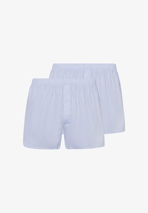 Zwei schlichte weiße Herrenboxershorts aus Baumwolle mit elastischen Bündchen und Knopfverschluss vorne, nebeneinander angeordnet.