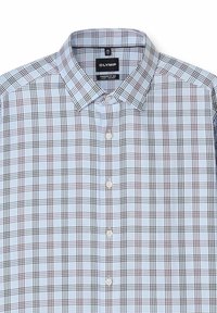 Hellblau kariertes Hemd mit schwarzen und roten Mustern, Knopfleiste vorne, Standardkragen und kurzen Ärmeln. Hergestellt aus Baumwollmischgewebe.