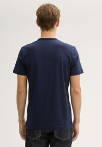 T-shirt a maniche corte blu navy con scollatura a girocollo, realizzato in tessuto morbido. Design minimal senza stampe o logo visibili.