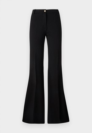 Czarne, rozszerzane spodnie wykonane z gładkiego materiału, z przodem zapinanym na guzik, z paskiem i czystym, dopasowanym krojem.