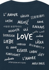 Una camicia blu scuro decorata con la parola "AMORE" in varie lingue, circondata da traduzioni come "L'AMOUR," "MILOSC," e "KÄRLEK."