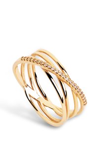 Anello d'oro composto da bande intrecciate, con una fila di piccole pietre trasparenti, con una finitura liscia e lucida e un design minimalista.