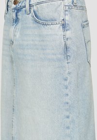 Leren spijkerrok in lichtblauw, met een rechte snit, zijzakken en subtiele slijtplekken. Gemaakt van zachte, gestructureerde katoen.