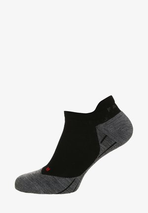 Schwarze und graue Knöchelsocke mit einem strukturierten Design, verstärkter Spitze und glattem Bündchen. Kleines rotes Logo an der Seite.