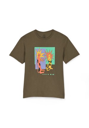 Camiseta de algodón verde oliva con un gráfico de dos gatos estilizados con diseños de ráfagas solares en tonos de naranja y amarillo, y "Volcom" en turquesa.