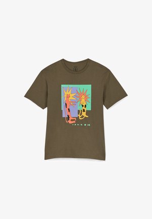 Olíva zöld pamut póló, amelyen két stilizált macska látható, napfényes mintákkal narancs és sárga árnyalatokban, és a "Volcom" felirat türkiz színben.