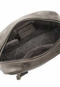 Pilkas odinis maišas viduje su lygiu pamušalu, prekės ženklu ir geometriniu raštu. Yra užtrauktuko uždarymas ir plokščias dugnas.