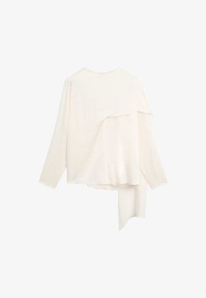 Langarm off-white blouse met asymmetrische, gelaagde stofdraperie aan de voorkant en achterkant, ronde halslijn en een lichtgewicht, gestructureerd materiaal.