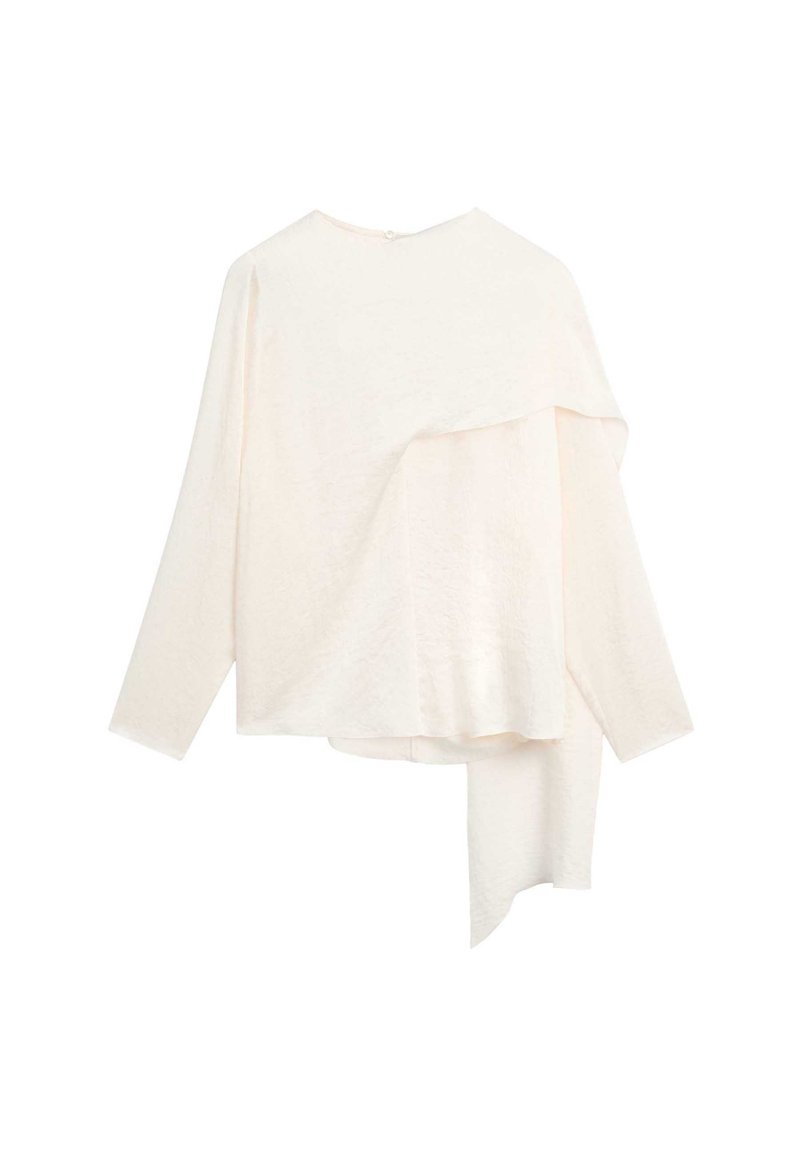 Langarm off-white blouse met asymmetrische, gelaagde stofdraperie aan de voorkant en achterkant, ronde halslijn en een lichtgewicht, gestructureerd materiaal.