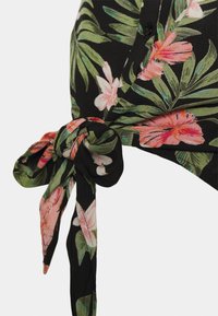 Tela negra con hojas verdes y flores rosas, con un detalle de nudo atado. La textura parece ligera y suave.