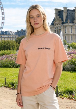 Mira Paris, YOU AND ME TONIGHT EMBROIDERY UNISEX HEAVYWEIGHT TEE 26 - T-shirt imprimé - light pink
